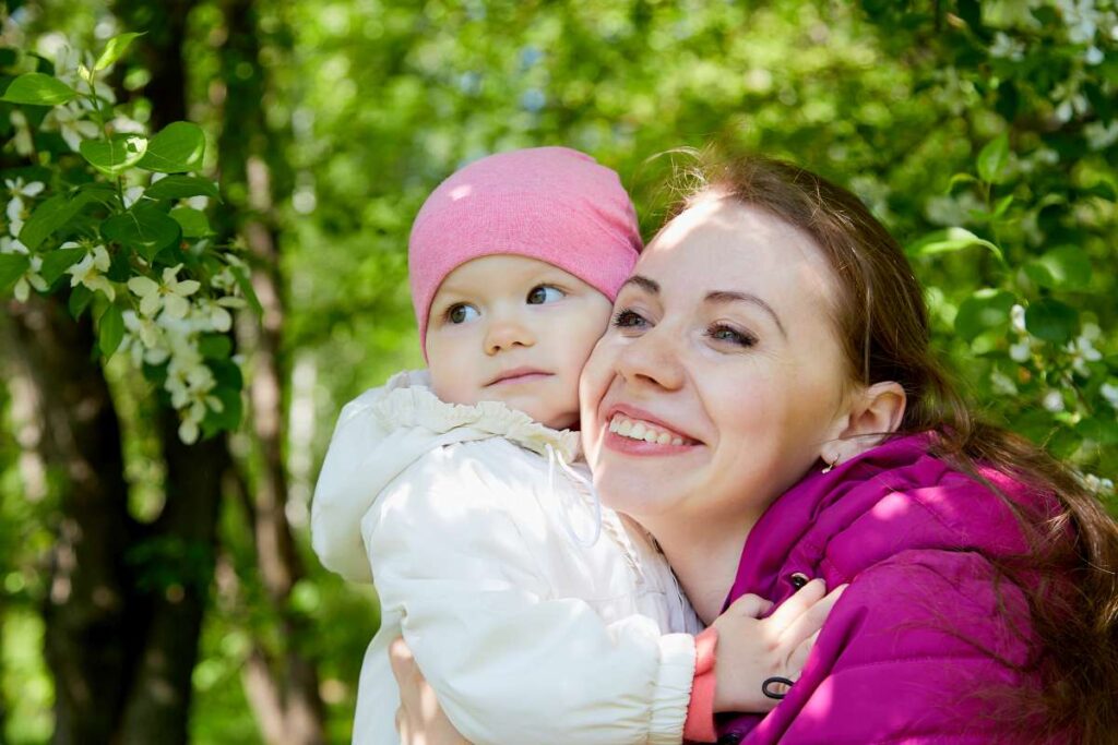spokojná mamička s dcérou v prírode