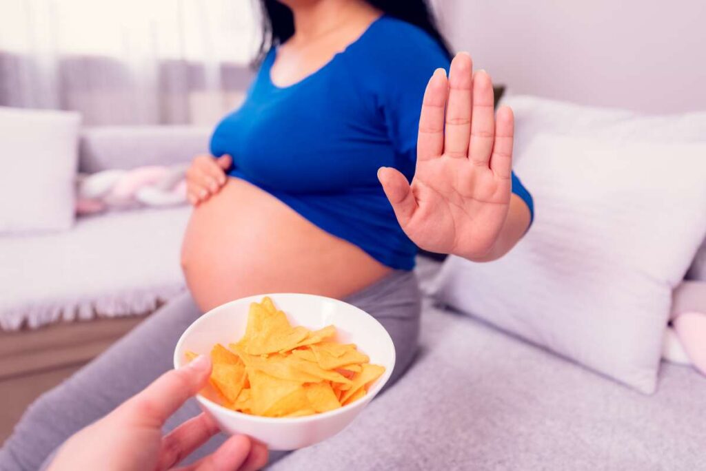 tehotná žena odmieta nezdravé čipsy
