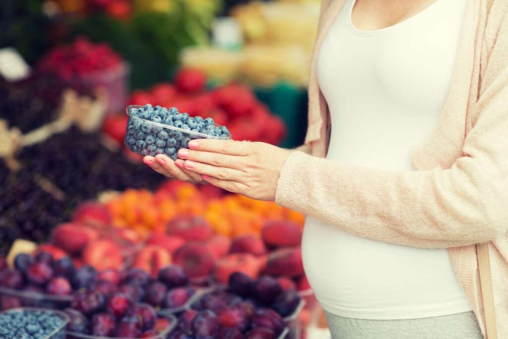tehotná žena si vyberá zdravé jedlo v obchode