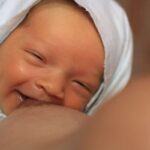 smejúce sa bábätko pri dojčení