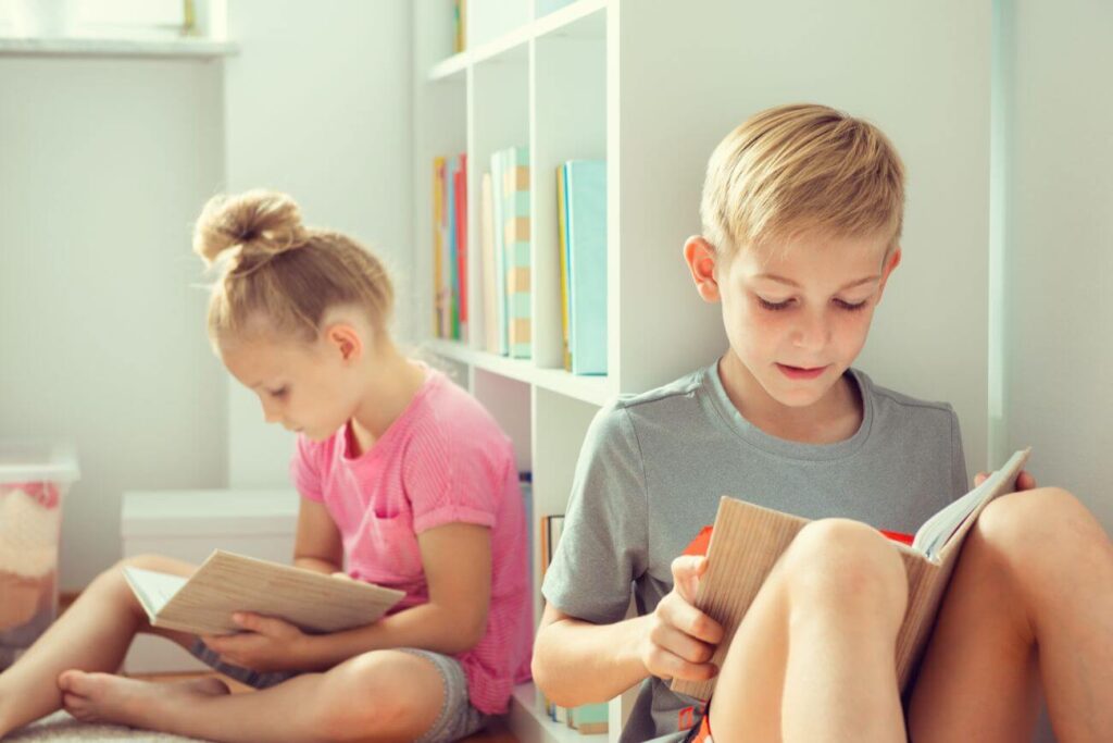 dve deti si každé číta svoju knuhu
