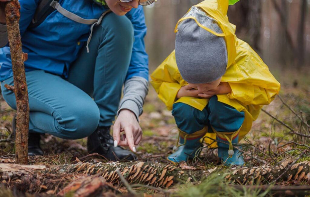 mamina ukazuje malému chlapcovi huby čo našli v lese