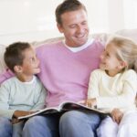 otecko s chlapcom a dievčaťom čítajú knihu