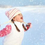 malé dievčatko si užíva padajúci sneh