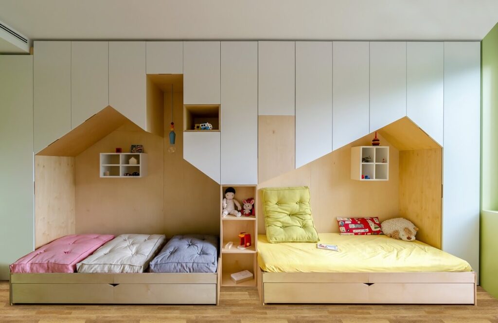 postele v tvare domčekov pre dve deti