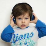Dieťa so slúchadlami na ušiach