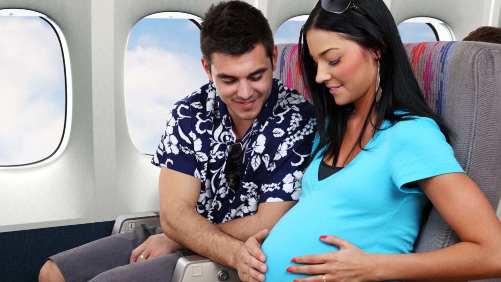 tehotna zena sedi v lietadle