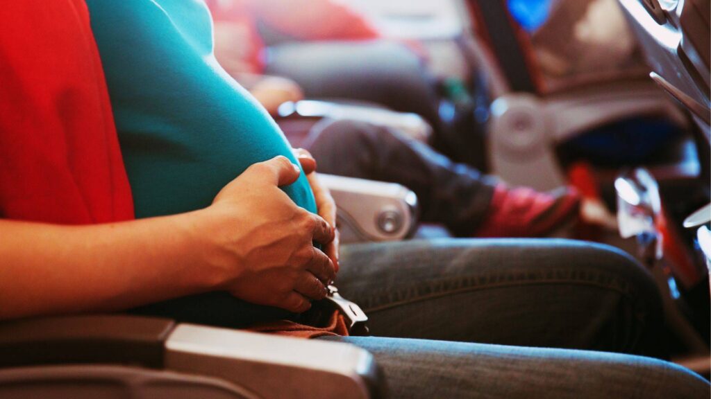 tehotna zena v lietadle